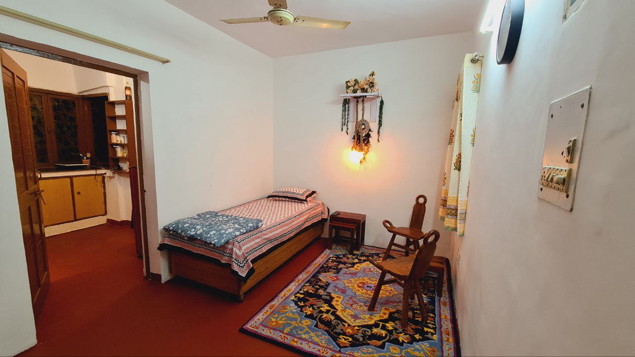 Cosy Cute Love Nest in South Delhi - Tap to explore photos