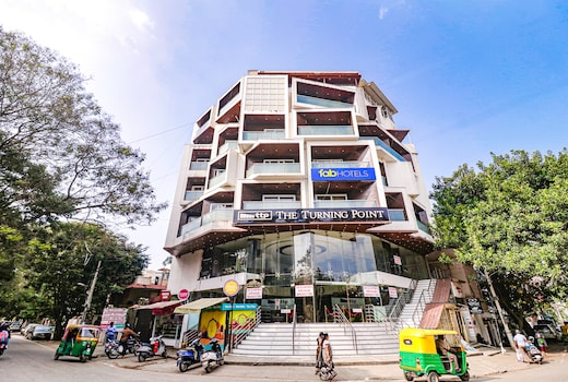 FabHotel Turning Point - Nr. Ulsoor Lake