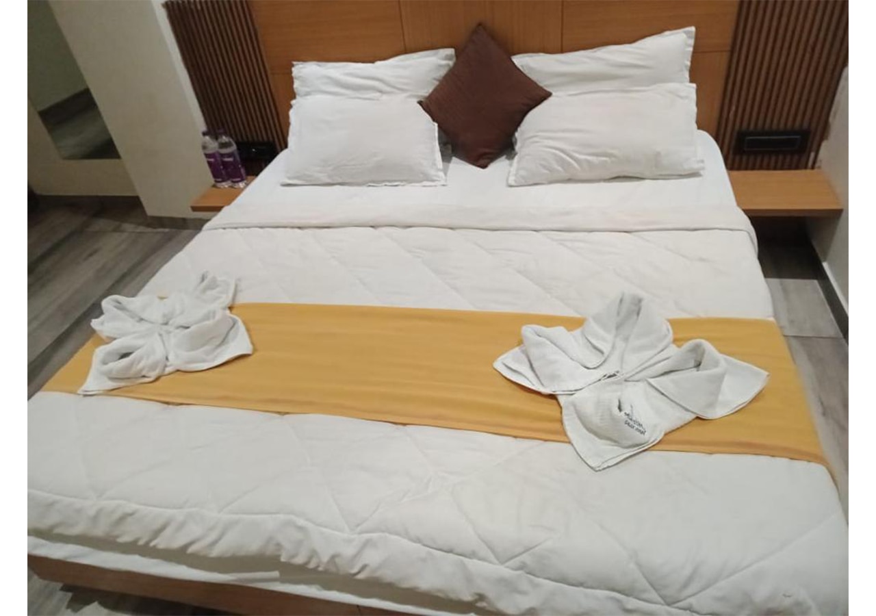 Shree Murlidhar Guest house kamrej - Tap to explore photos