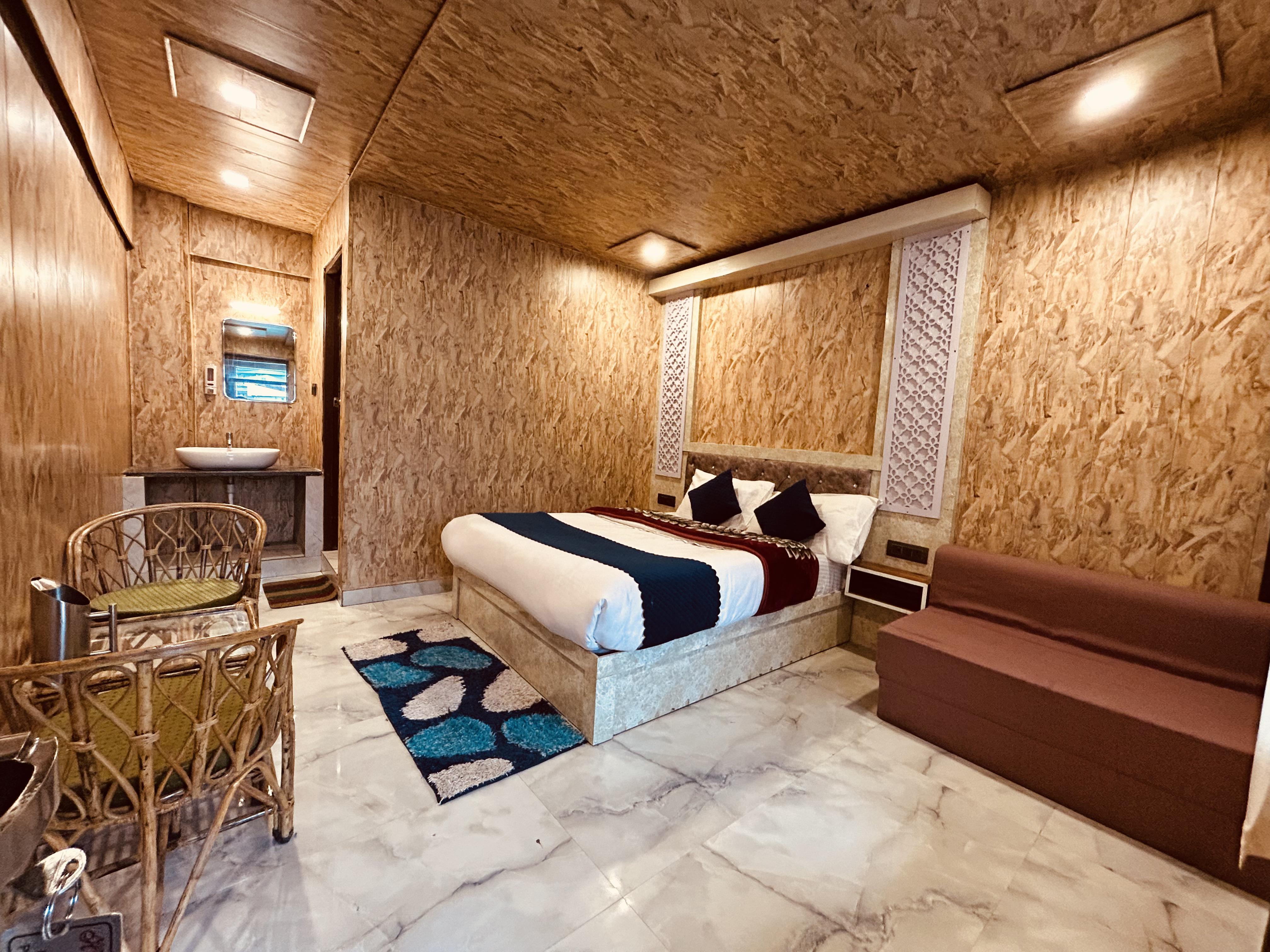Hotel Om Radhey - Tap to explore photos
