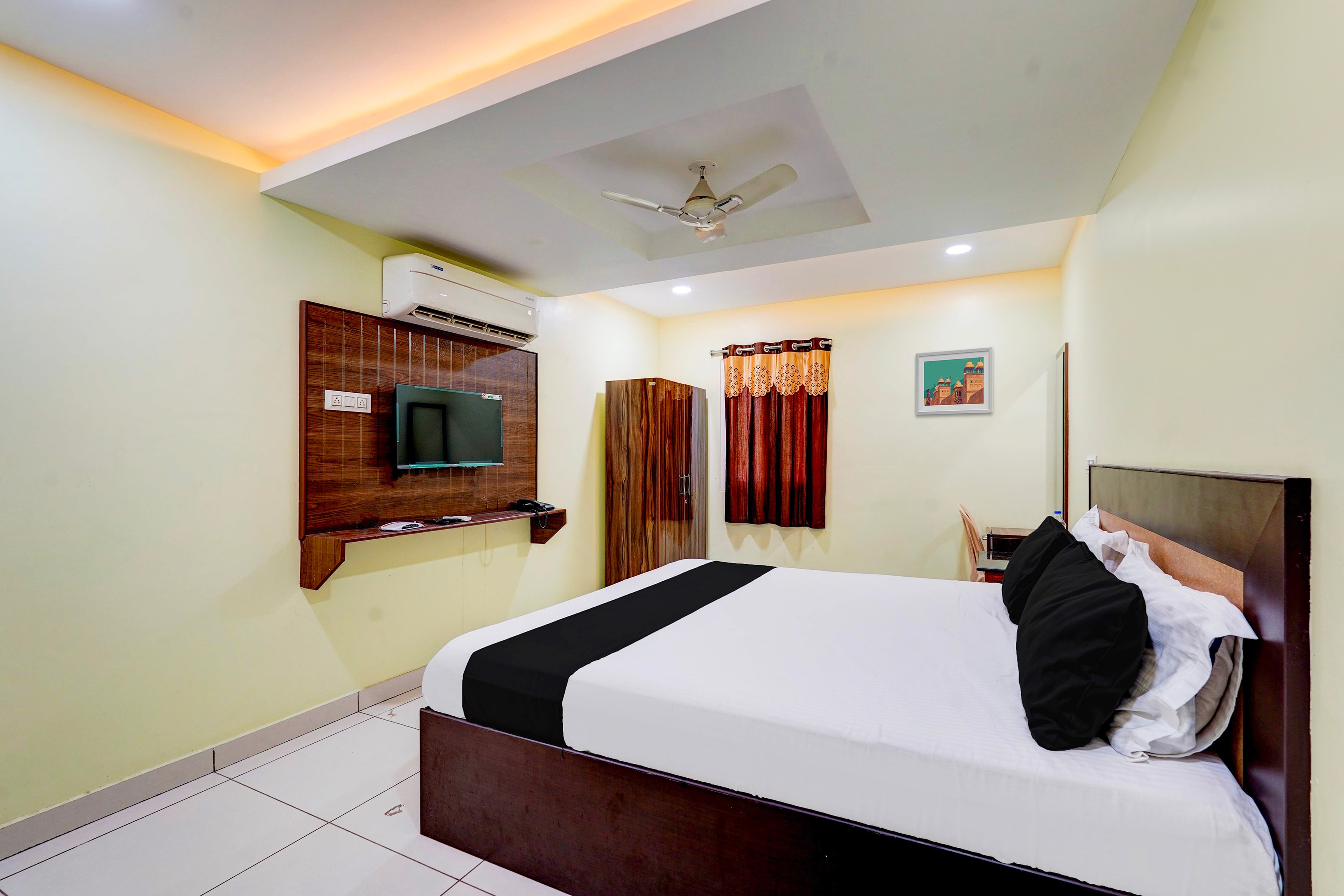 Super Hotel O Perungalathur Near Bus Stand - Tap to explore photos