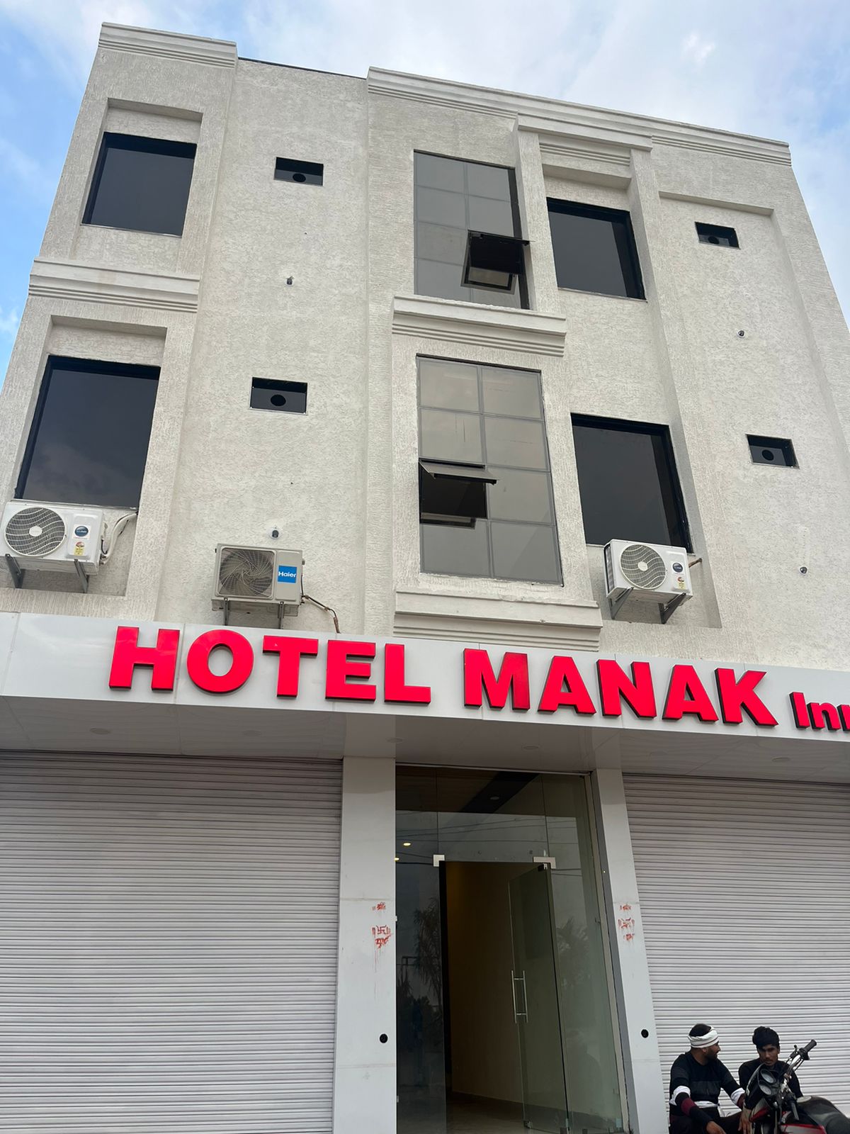 Hotel Manak Inn - Tap to explore photos