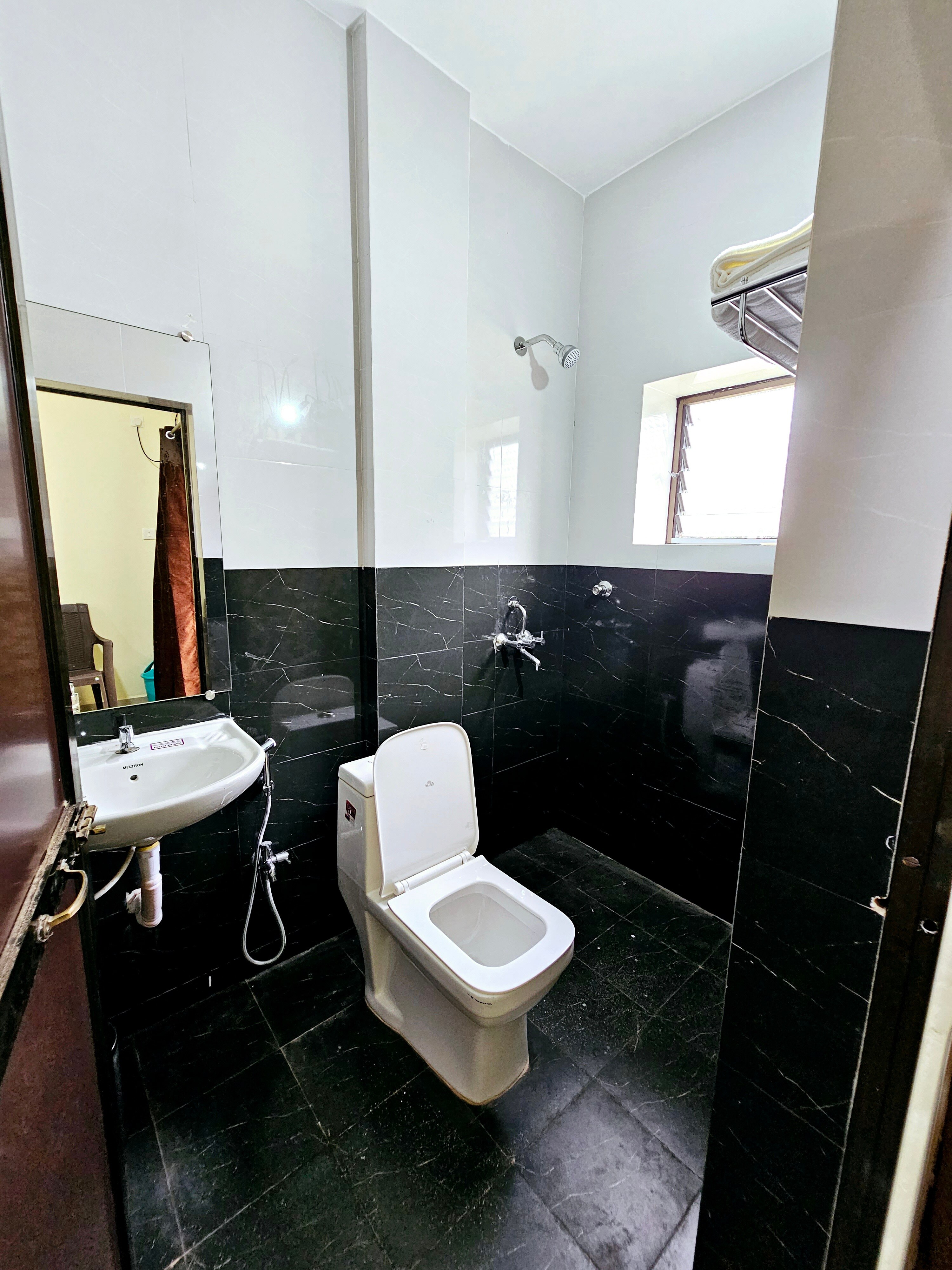 MERKS Guest House - Tap to explore photos