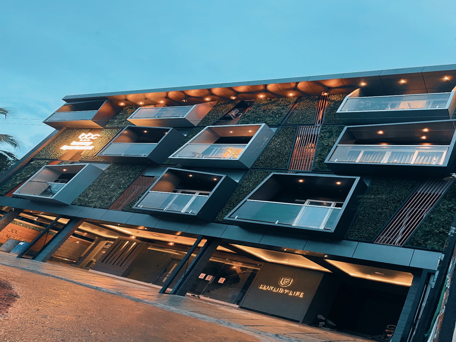 BBC Luxury Apartment - Tap to explore photos