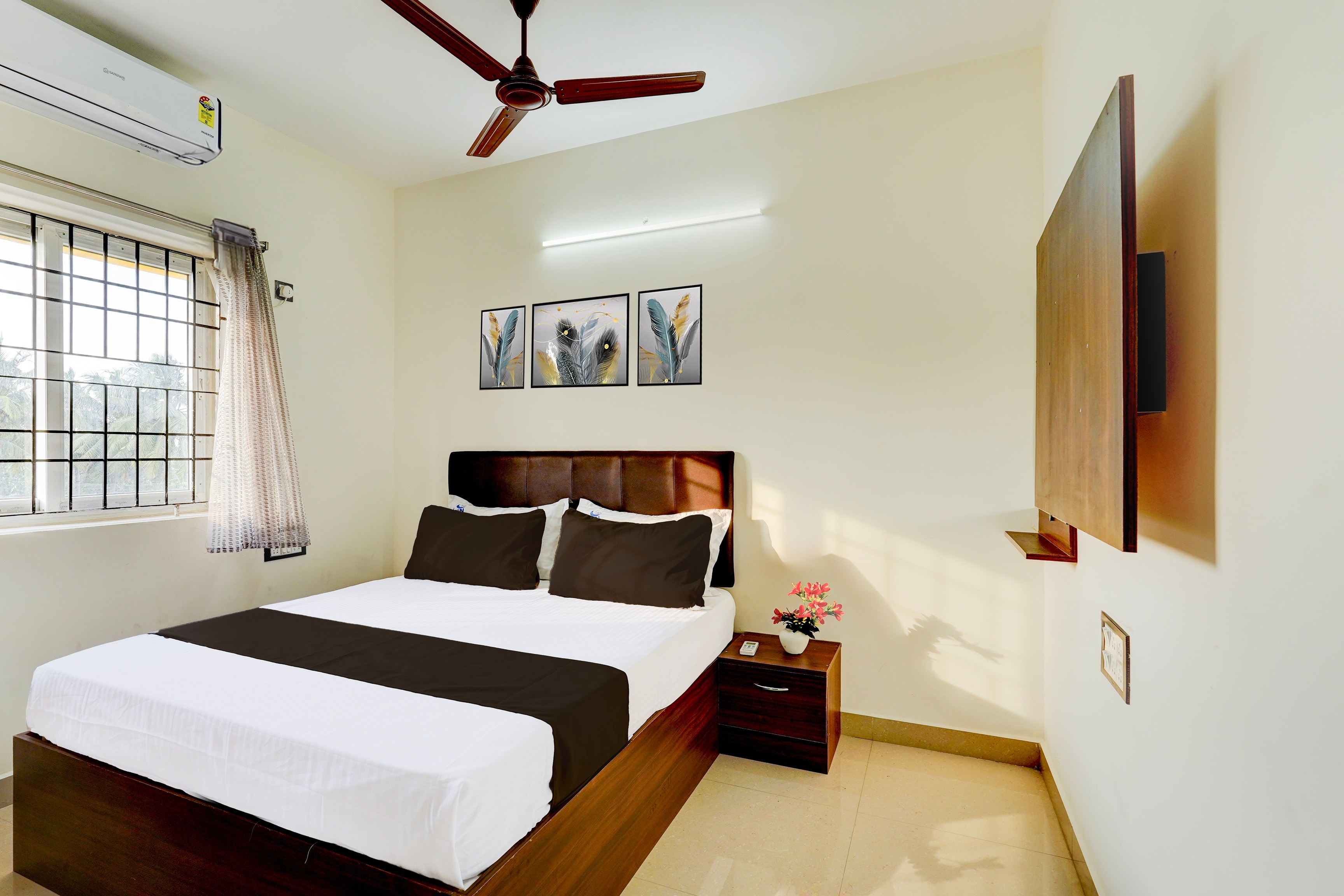 Super Hotel O Eswar Guest House - Tap to explore photos