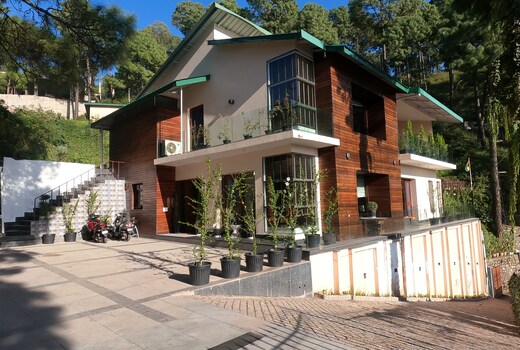 Ambaram 4BR Villa With Jacuzzi and Private Lawn