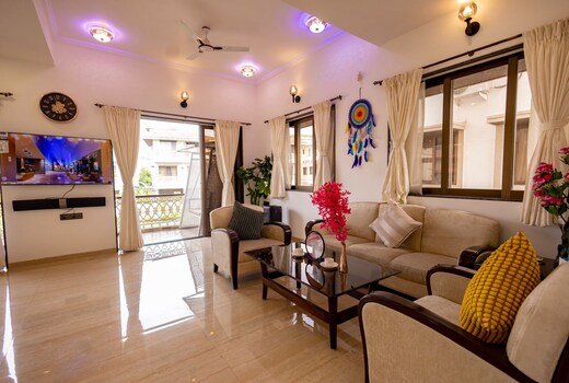 Staycation - Luxe 4BHK Fully Serviced Villa & Pool