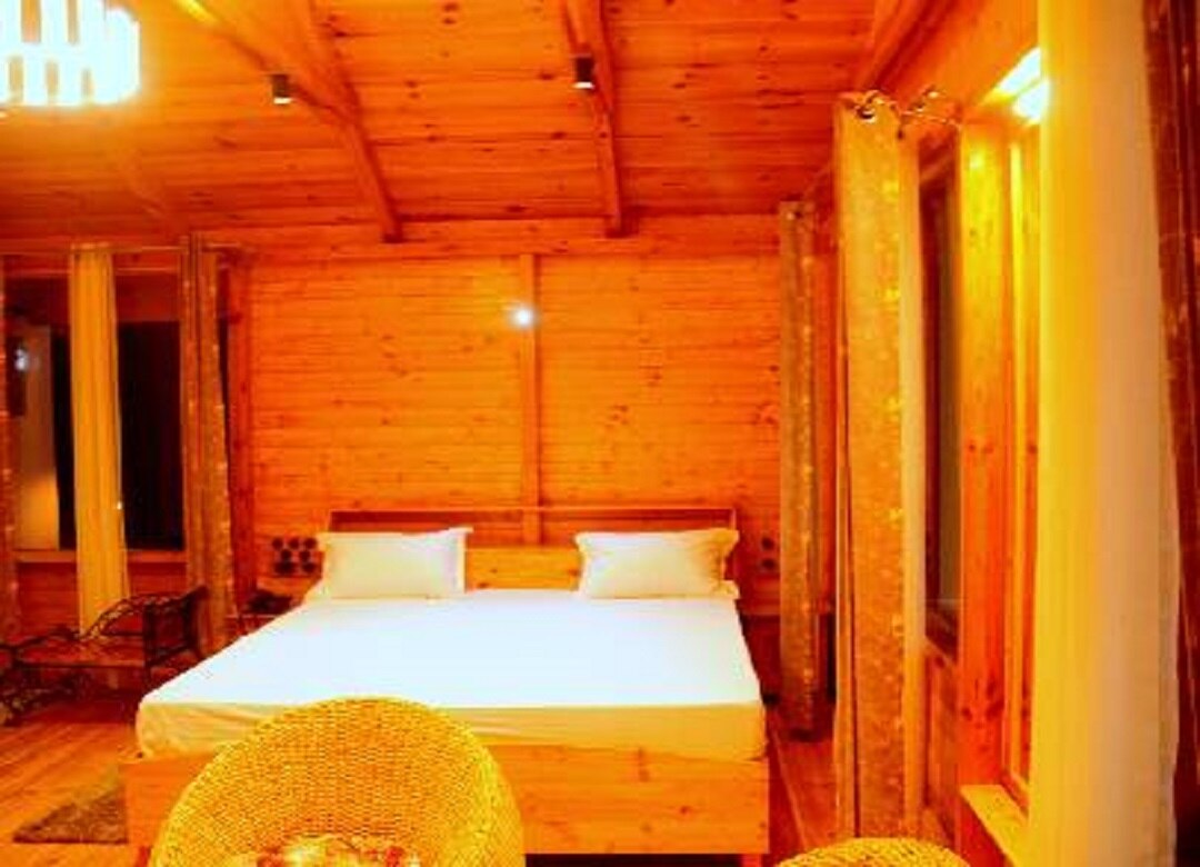 Assees Luxury Lodge - Tap to explore photos