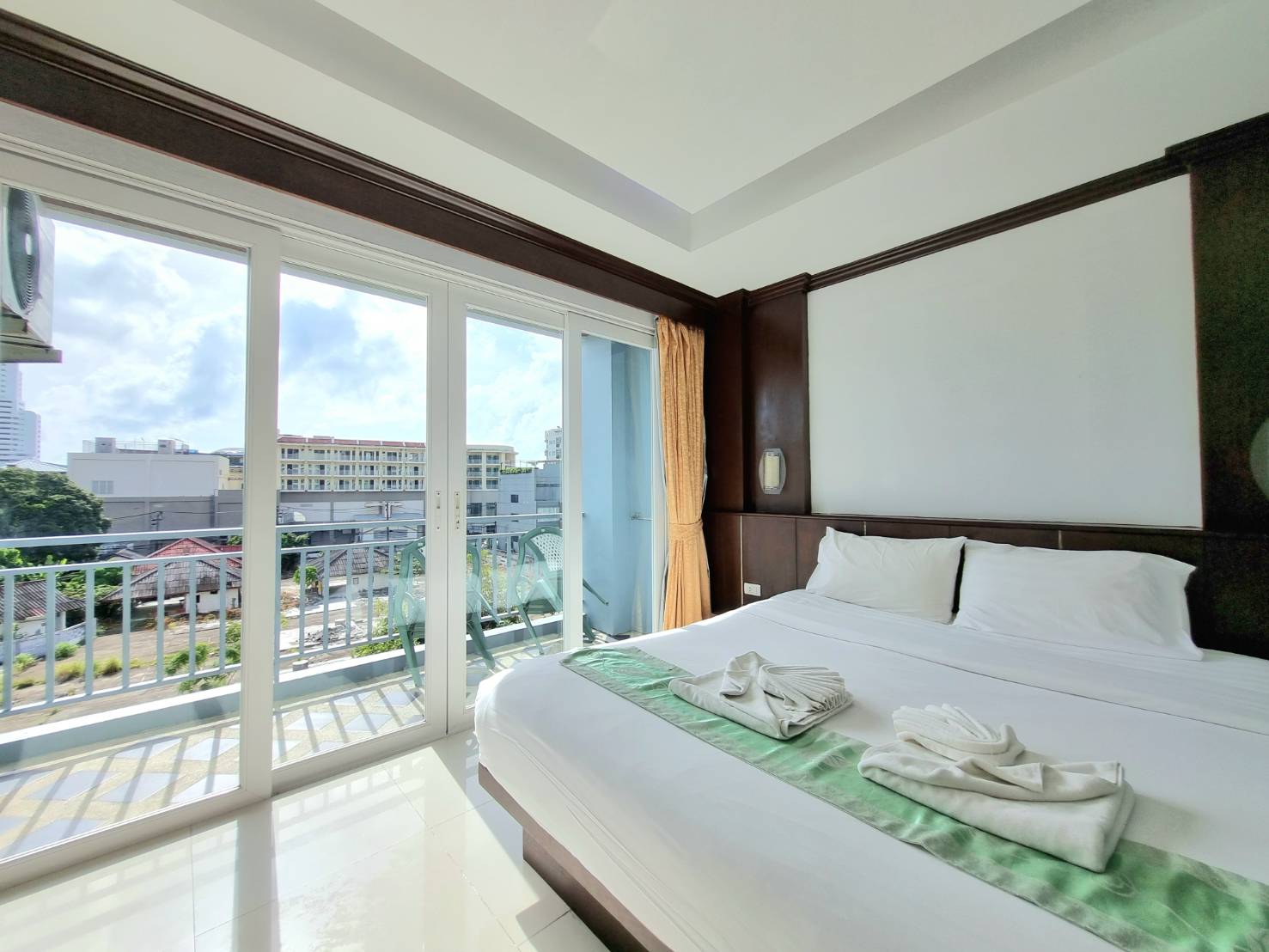 77 Patong Hotel & Spa - Tap to explore photos