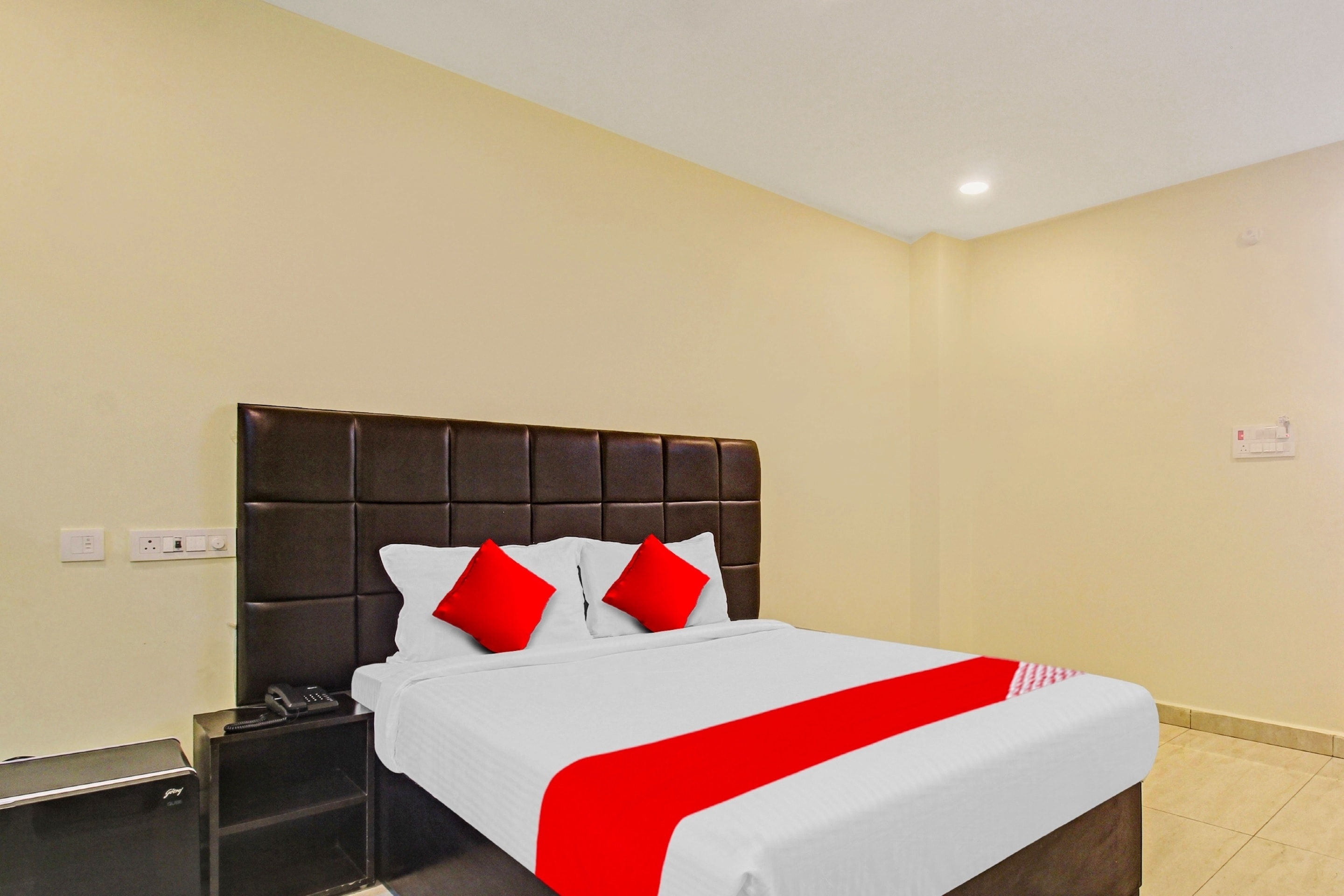 Super Hotel O Lakshmi Royal Inn - Tap to explore photos
