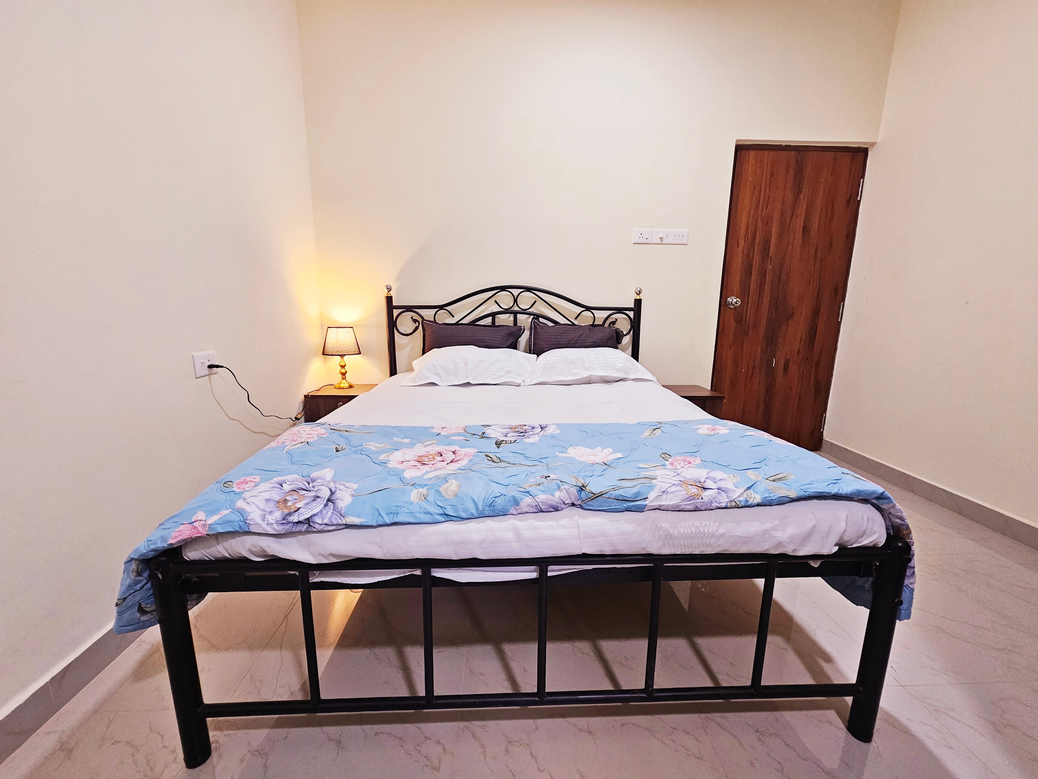MERKS Guest House - Tap to explore photos