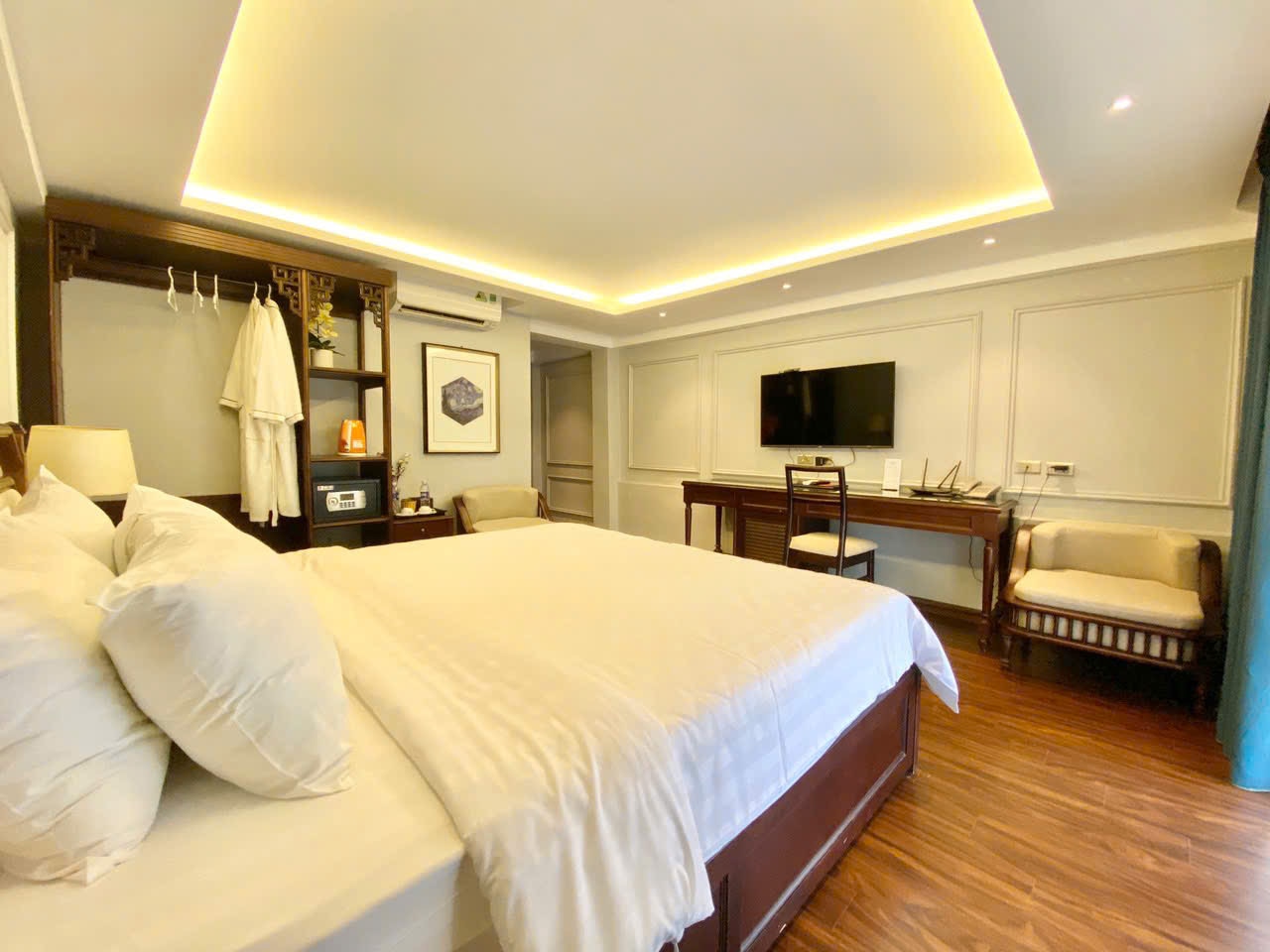 Eco Luxury Hotel - Tap to explore photos