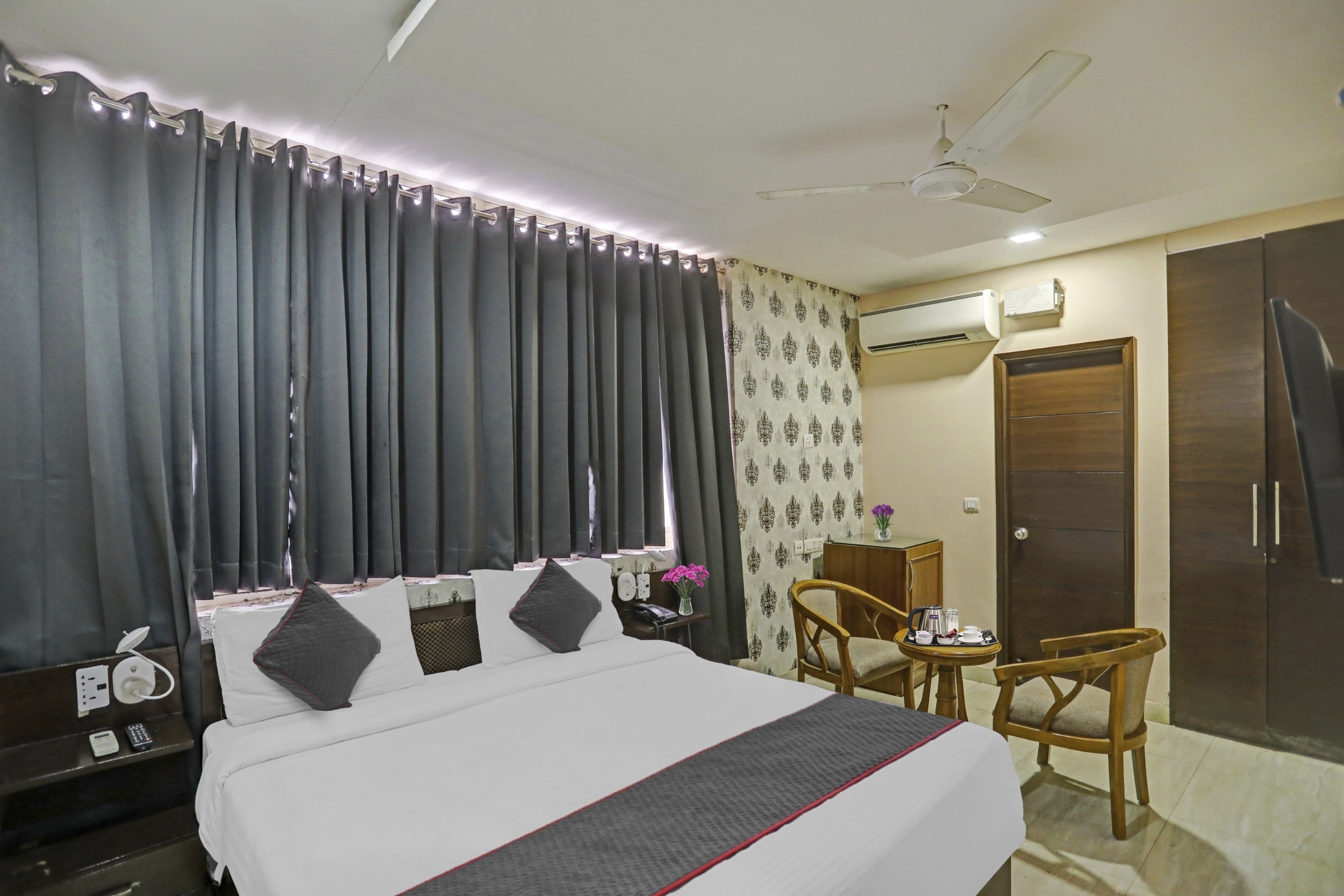 OYO Townhouse Green park Residency 3 - Tap to explore photos