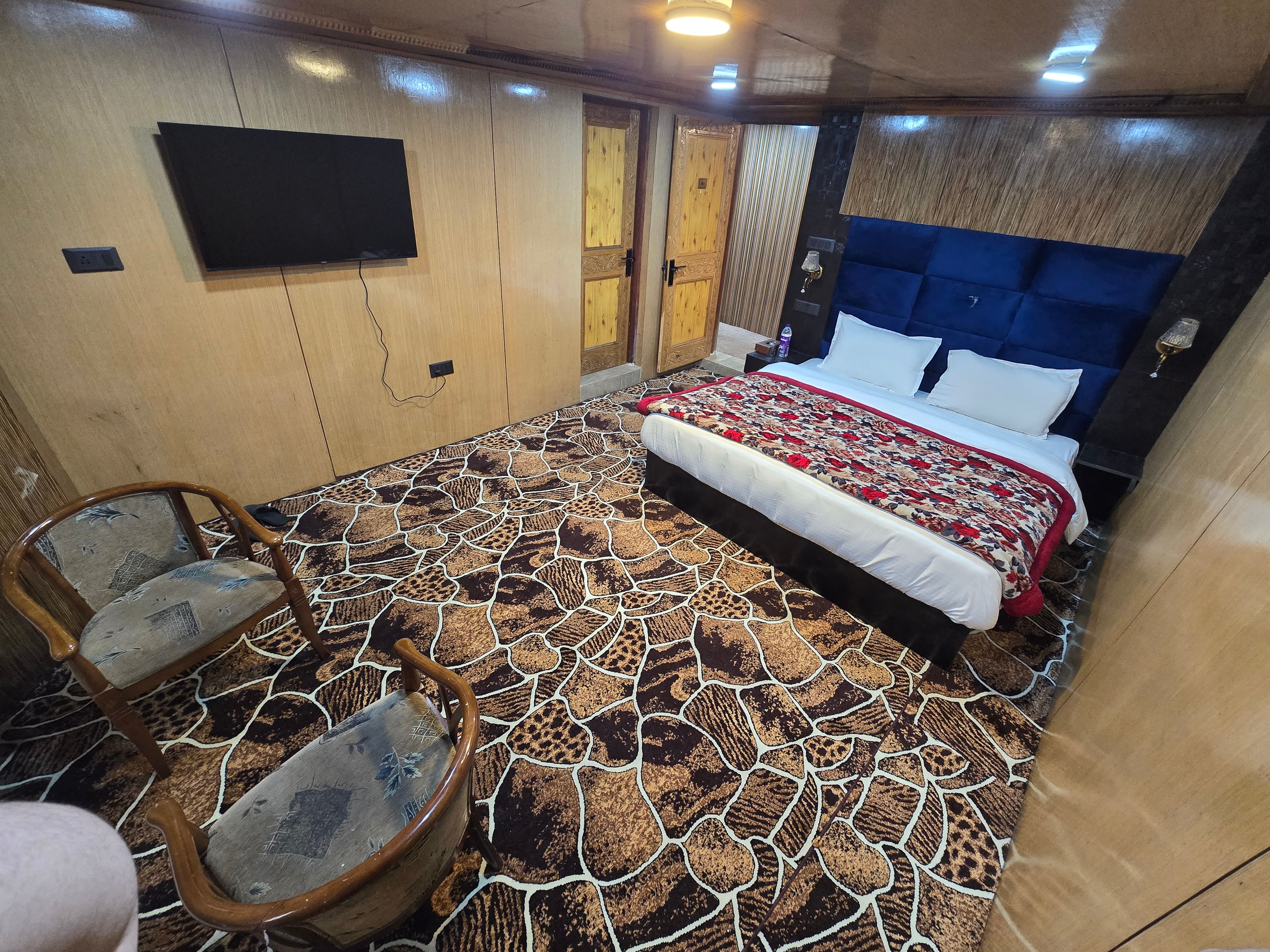 Gulmarg Inn - Tap to explore photos