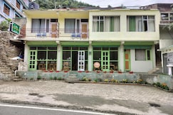 Cafe Alpenglow, Tosh