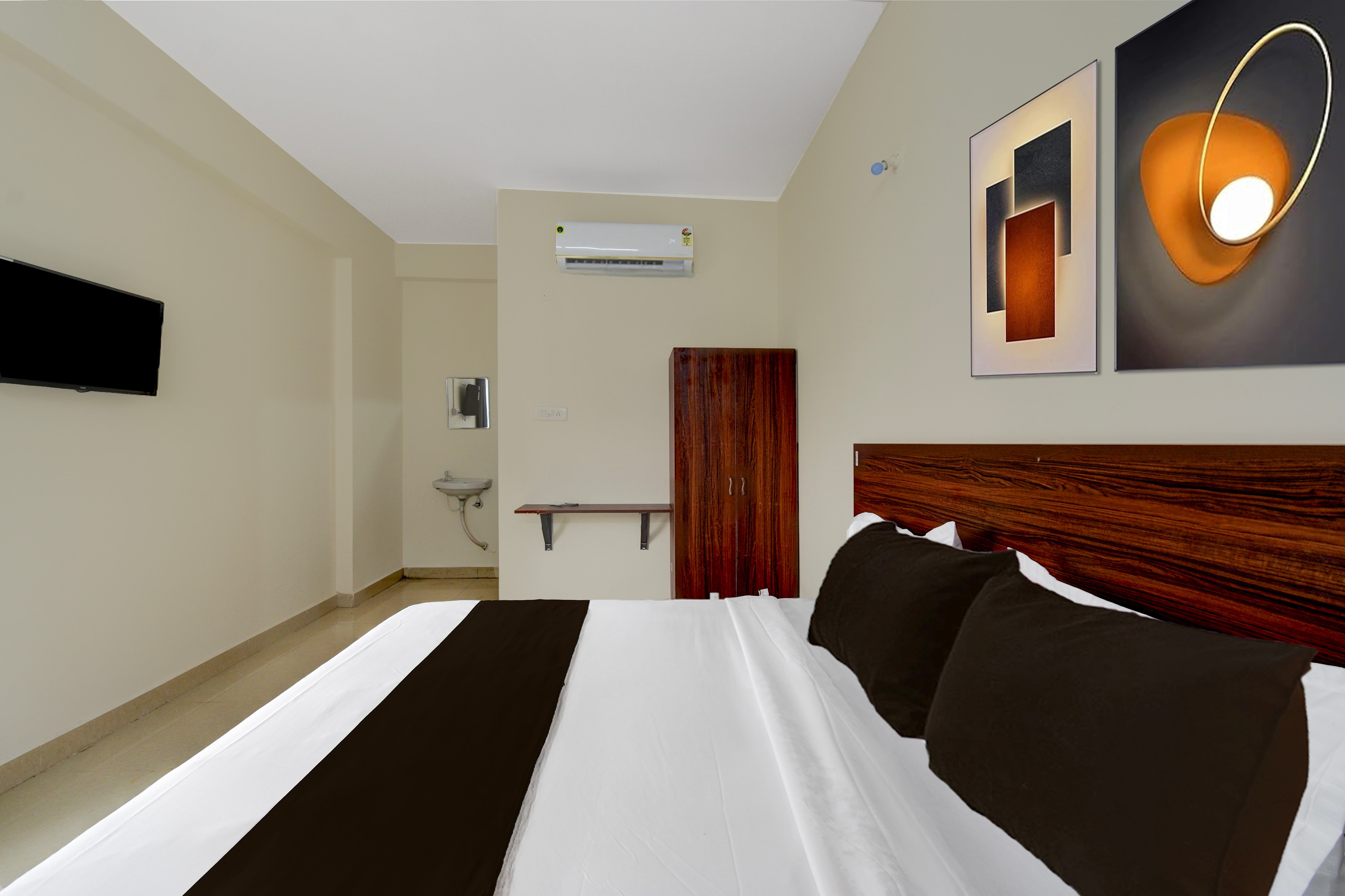 Hotel O Shabari Heights Luxury Abode A/C Rooms - Tap to explore photos