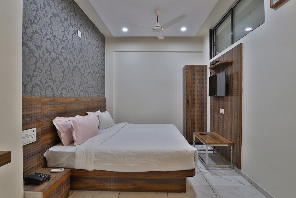 Hotel Parivar - Tap to explore photos