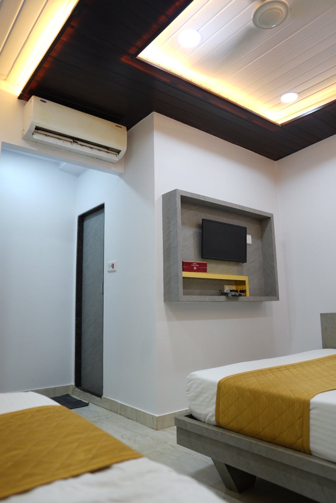 Hotel Pearl View - Near US Embassy Bandra Kurla Complex (BKC), Mumbai - Tap to explore photos