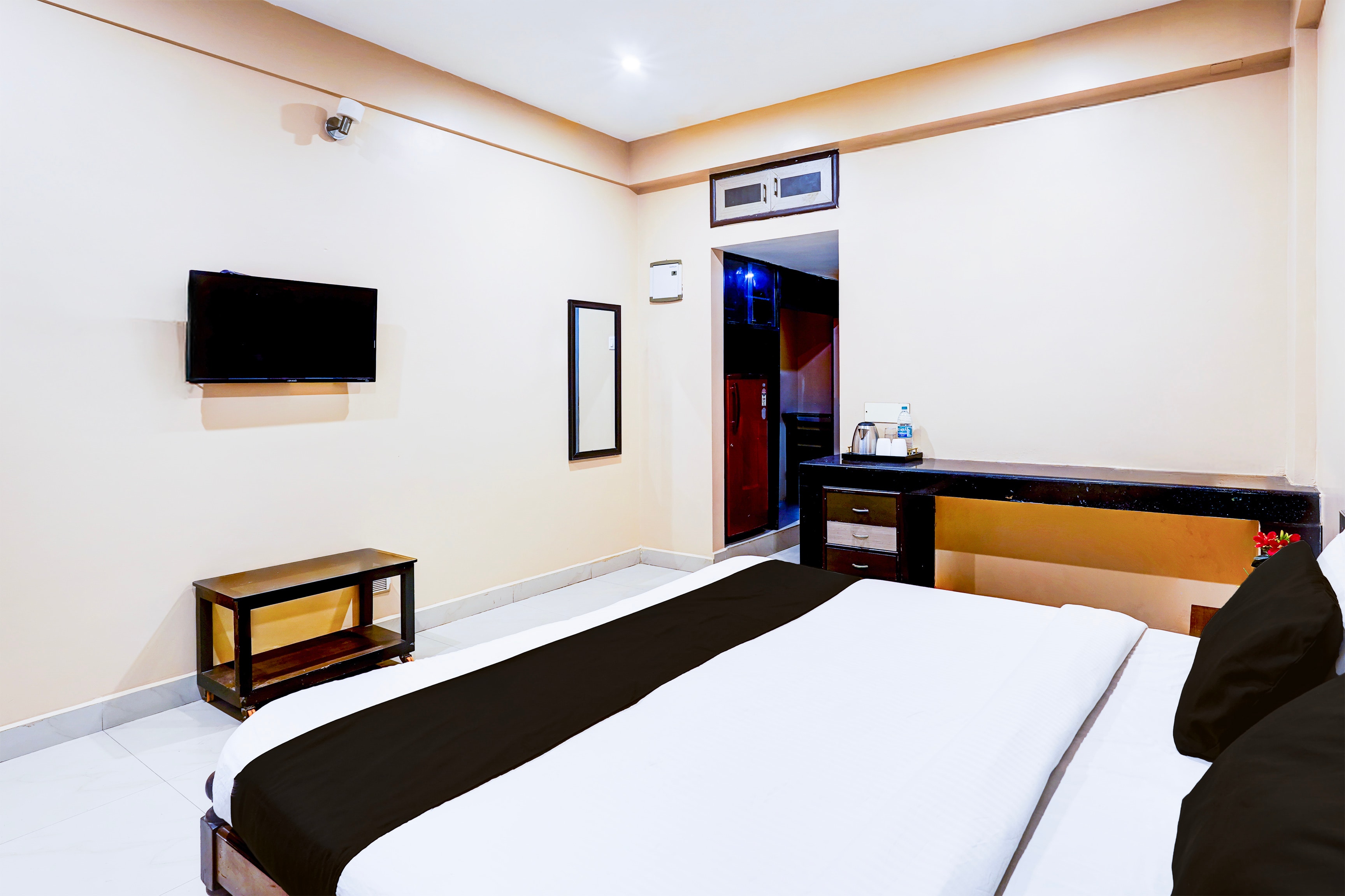 Super Hotel O Chrompet Near Rela Hospital - Tap to explore photos