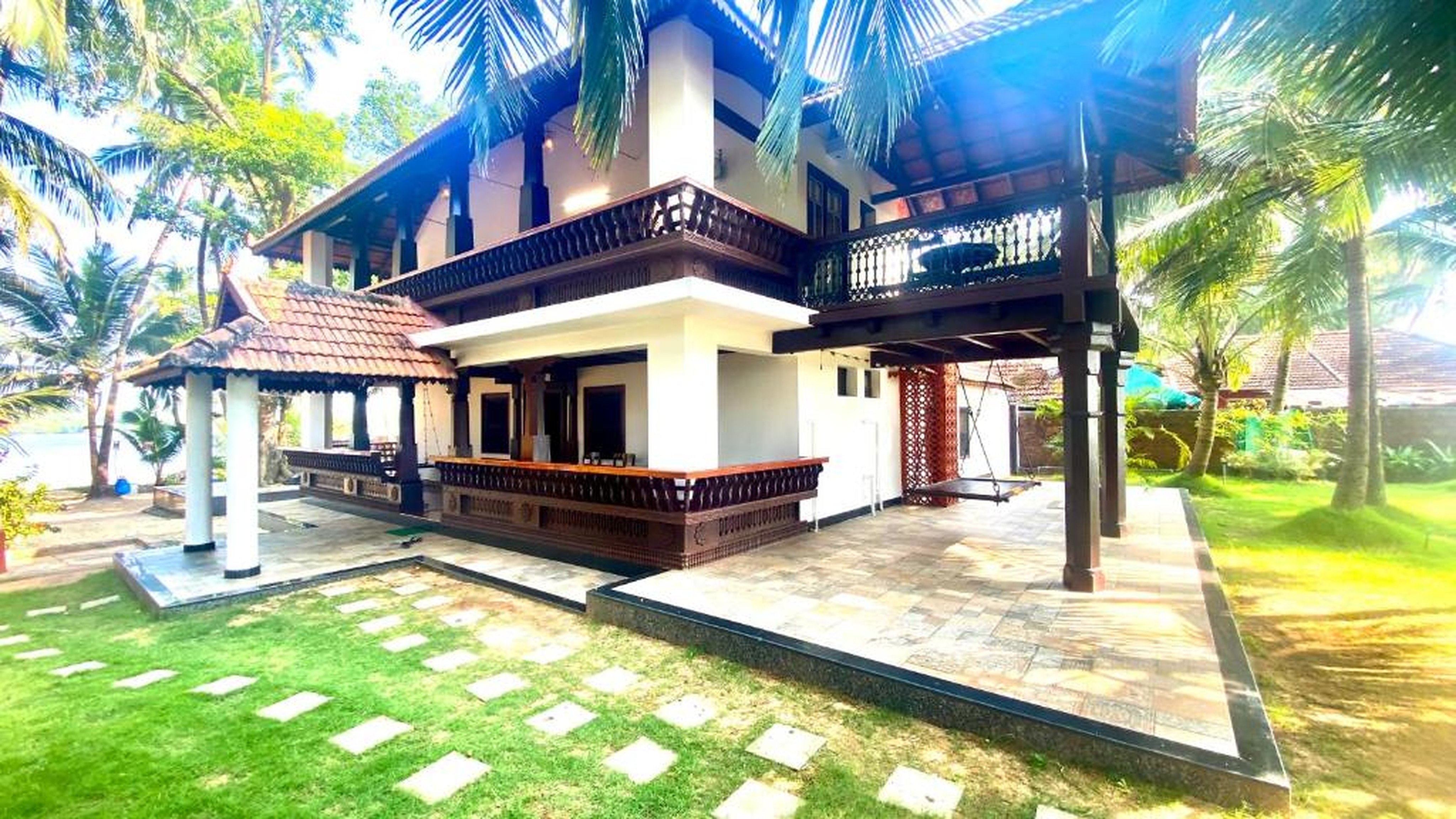 Willo Stays Luxe heritage home - Tap to explore photos