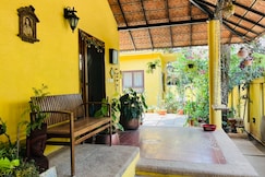 Private Room in a cheerful bungalow with a balcony, Bangalore