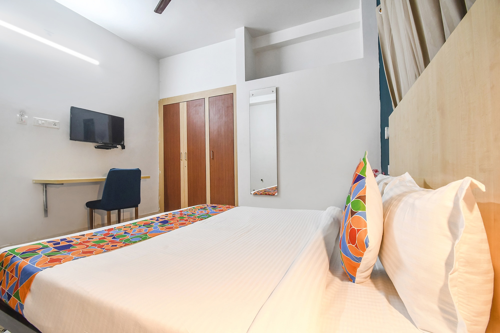 FabHotel Welcome Inn I - Nr. DN Regalia Mall - Tap to explore photos