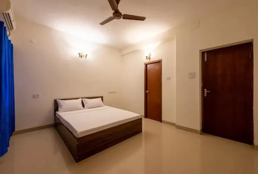 FabHotel Nayana Square