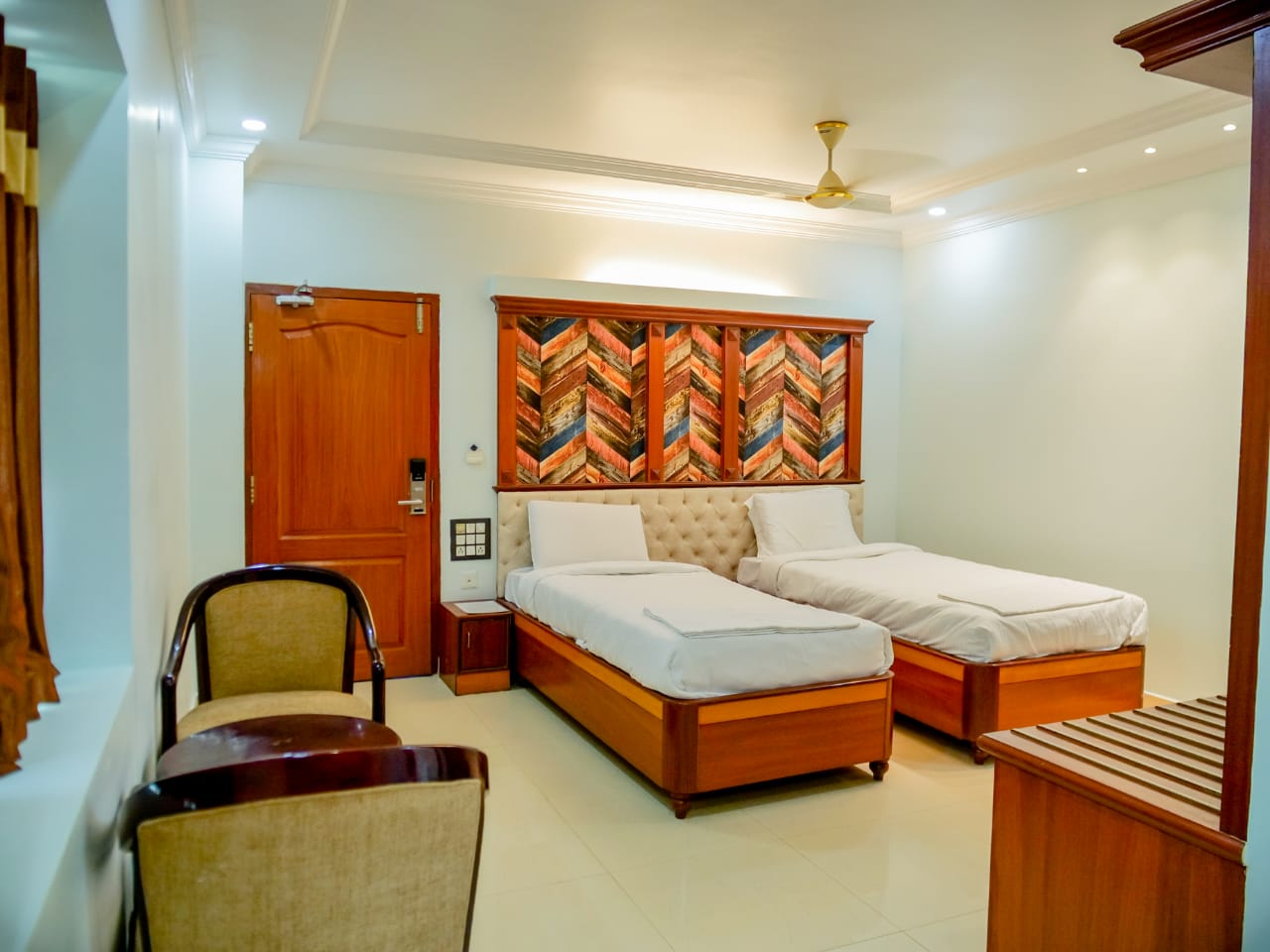 Hotel Naveed Residency - Tap to explore photos