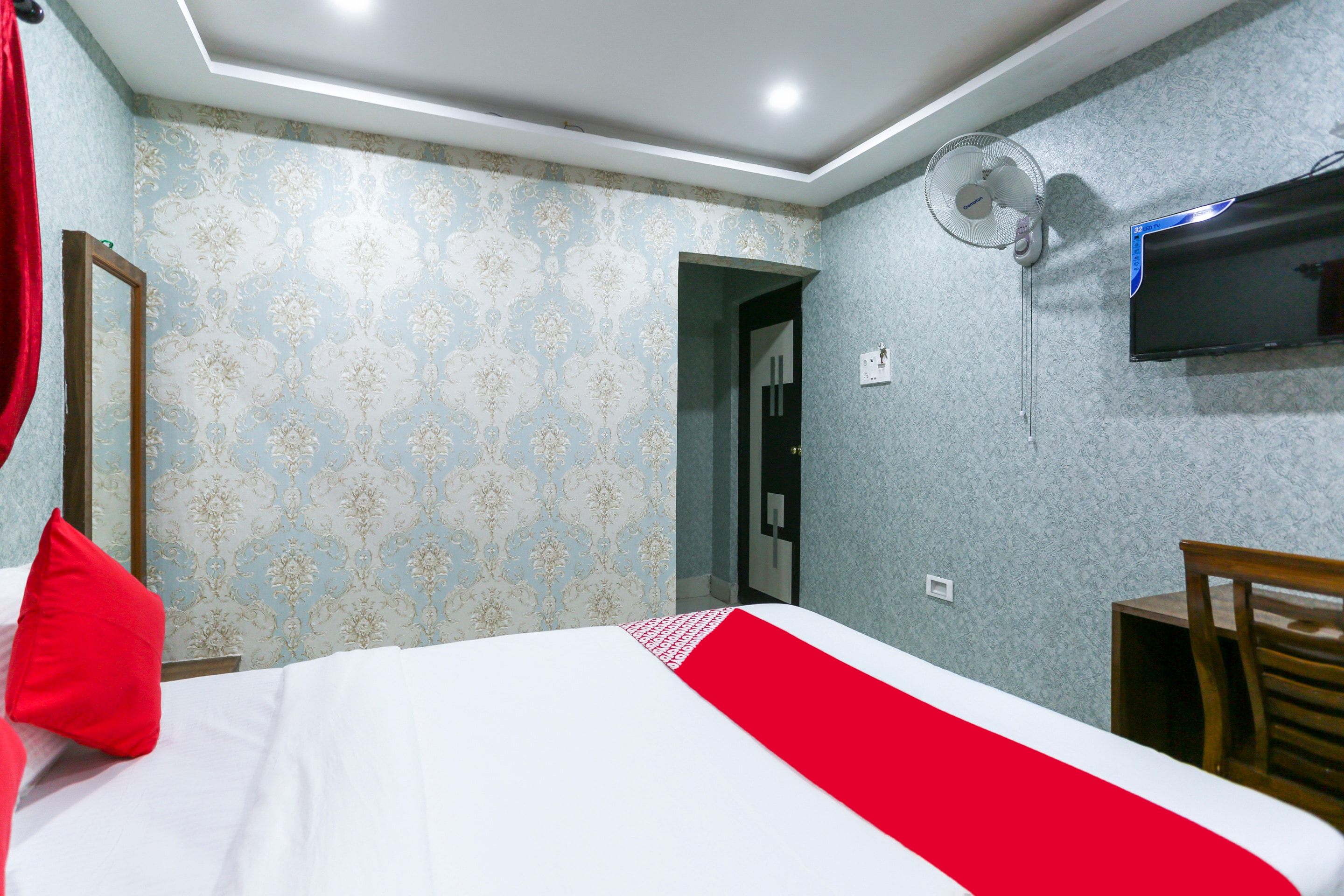 Super Hotel O Dk Inn Near Kalighat Kali Temple - Tap to explore photos
