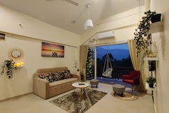 Mountain Majesty: Cozy Apartment, Karjat
