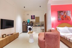 UrbanNest AC Studio Walk to Osho KP Cafes, Pune