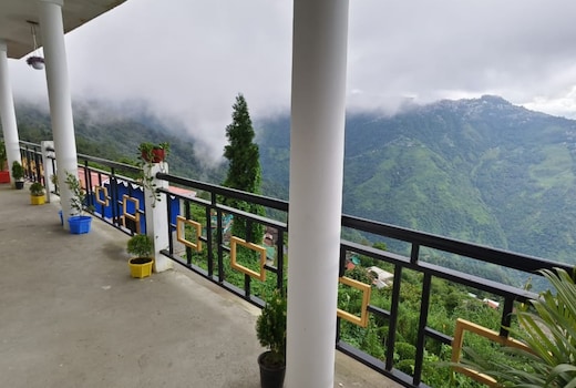 Snow View Homestay Dawaipani By StayApart