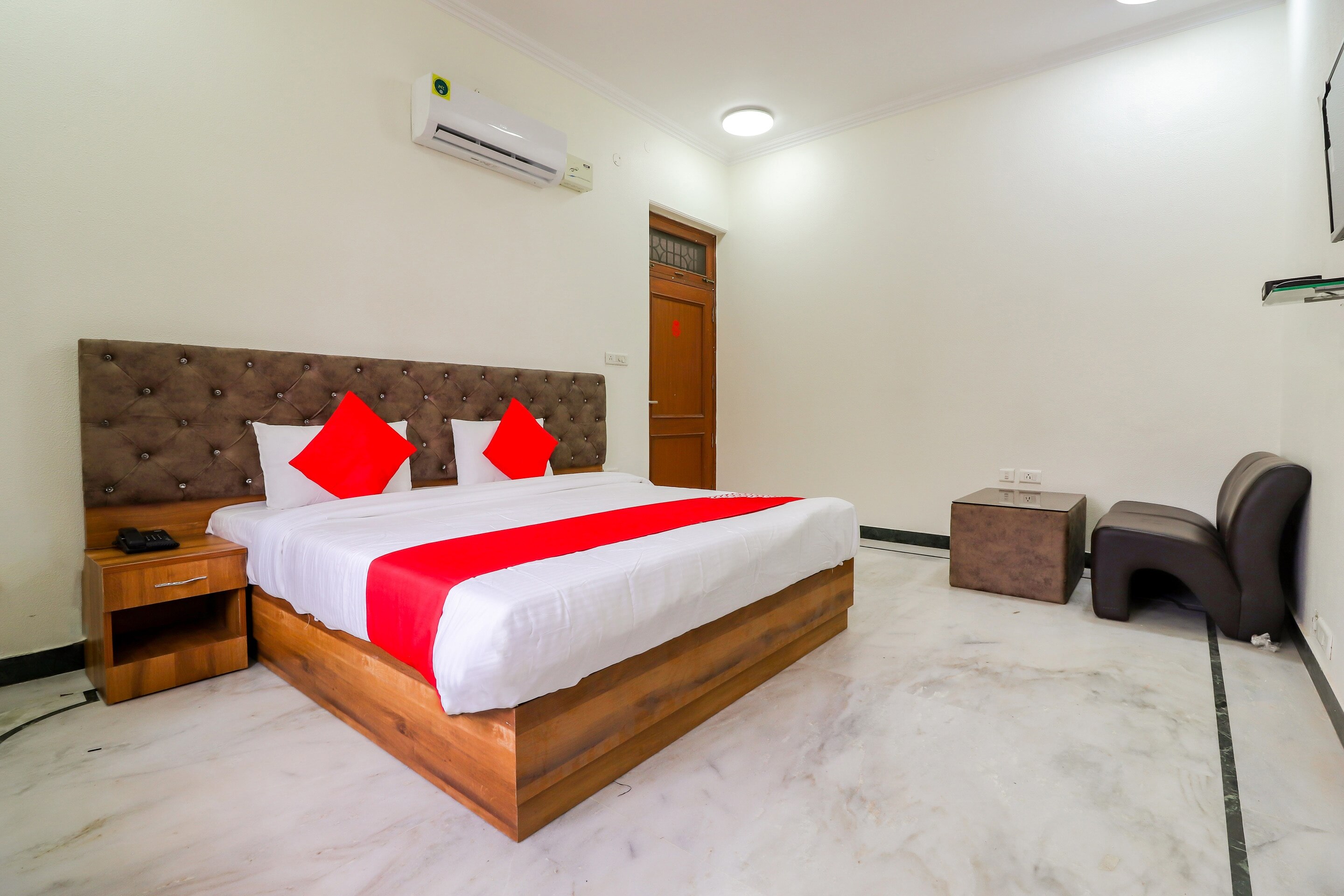 Hotel O Pratham Inn Near Gomti Riverfront Park - Tap to explore photos
