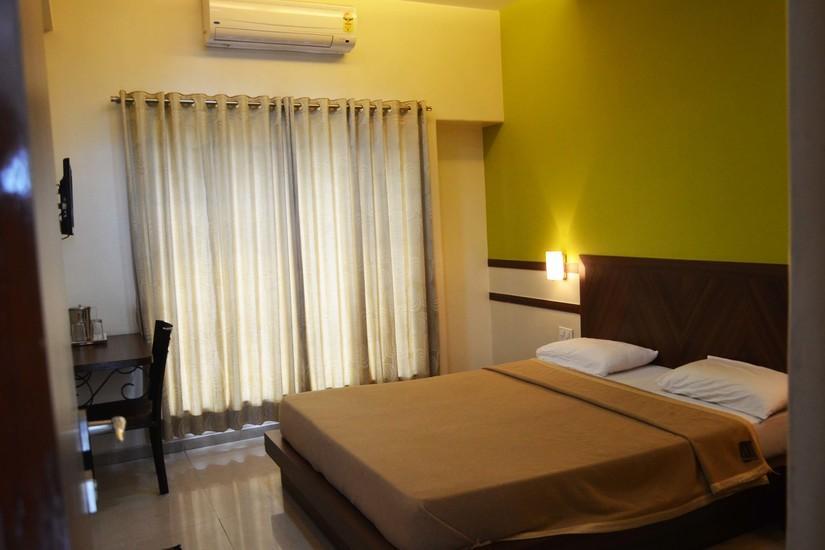 Deluxe Room AC 1