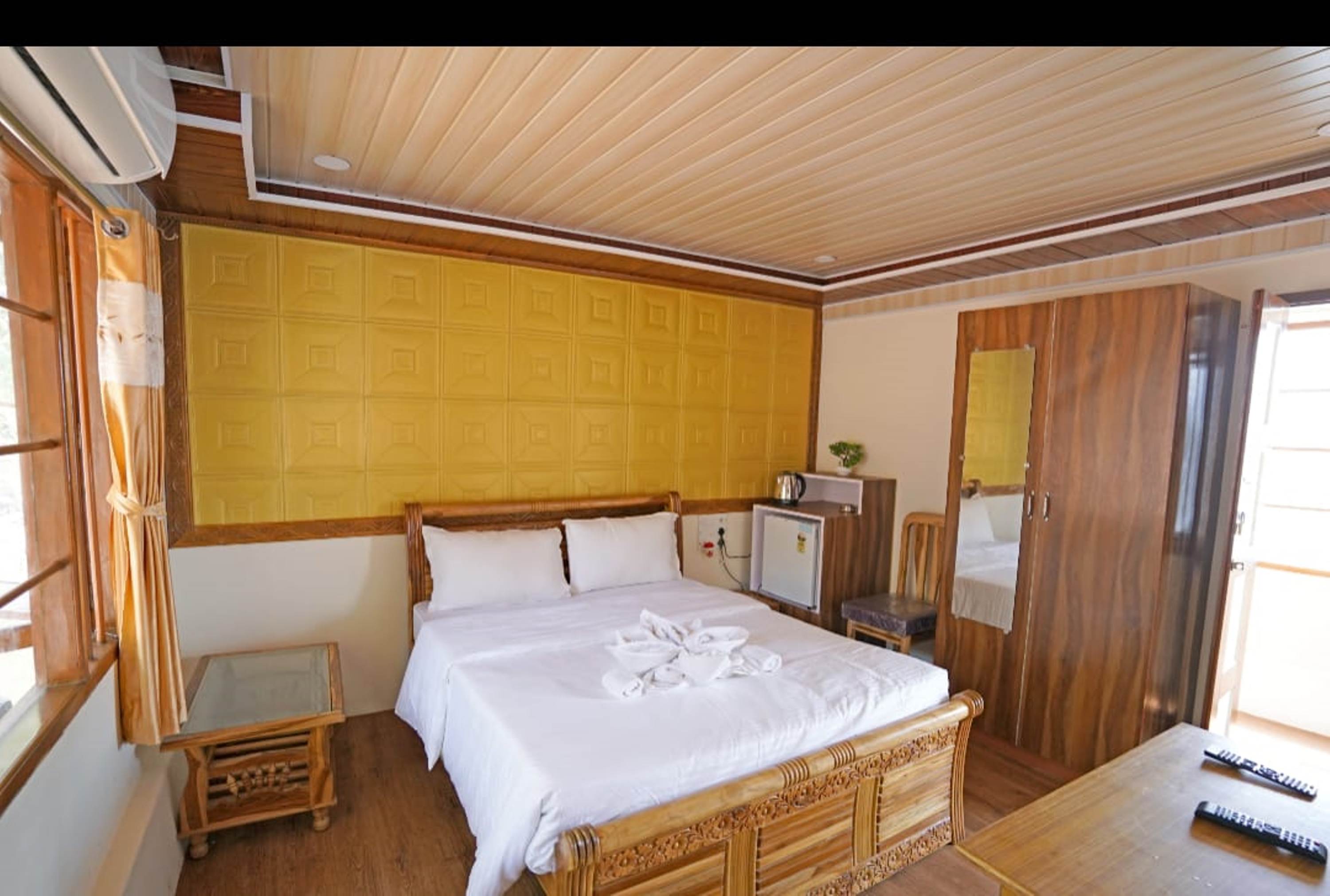 Mahalaxmi House Boat - Tap to explore photos