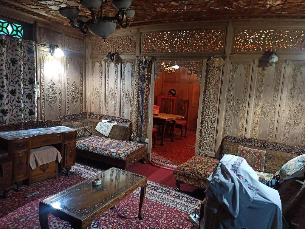 HB SHAHEEN PALACE - Tap to explore photos