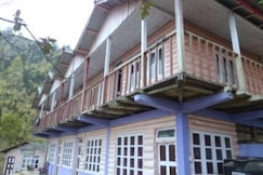 PINK FLOYED RESORT, Rishyap