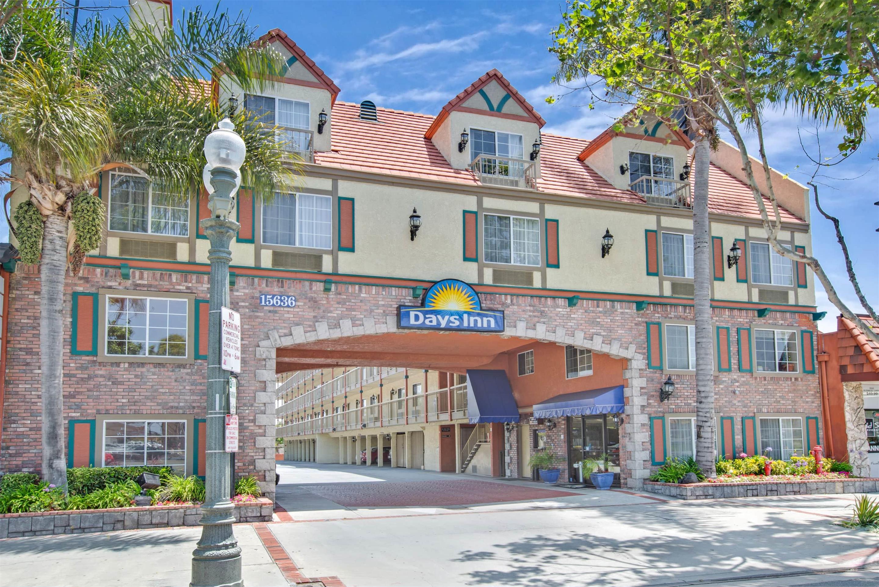 Days Inn by Wyndham Los Angeles LAX/Redondo/Manhattan Beach - Tap to explore photos
