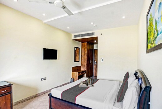 Super Townhouse Prakash continental Near Netaji Subhash Place Metro Station