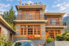 Bros Hostel & Cafe Sissu | Dorms & Private Rooms, Lahaul