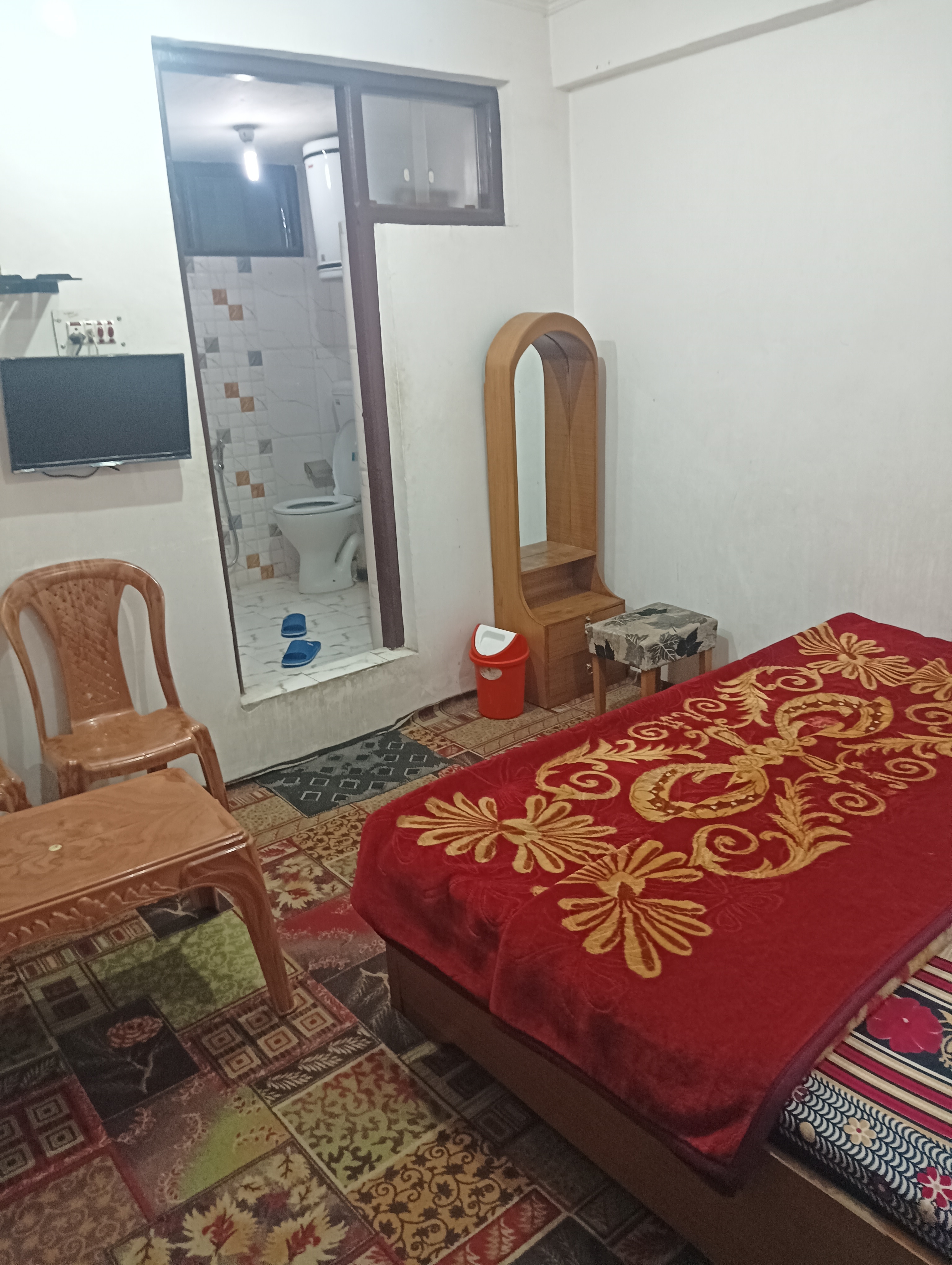Khanday Guest House - Tap to explore photos