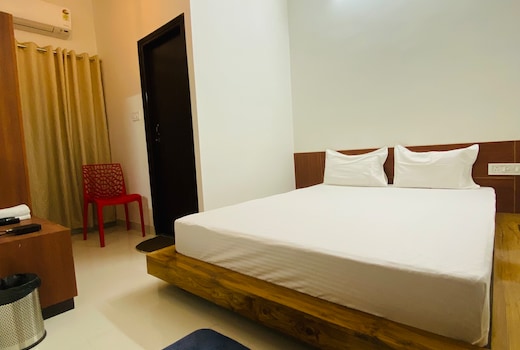 Lake Land Guest House | Rooms & Caretaker