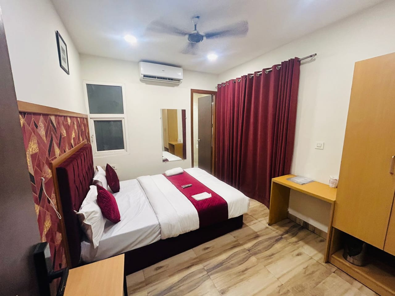 Hotel Silver Saffron Peeragarhi New Delhi - Tap to explore photos