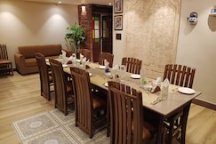 GOLDEN NEST  ENTIRE 4BHK APARTMENT, Srinagar