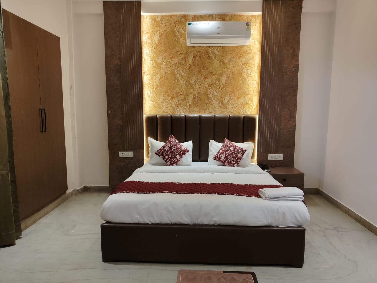 Hotel Baba's Inn - Near Medanta Hospital - Tap to explore photos