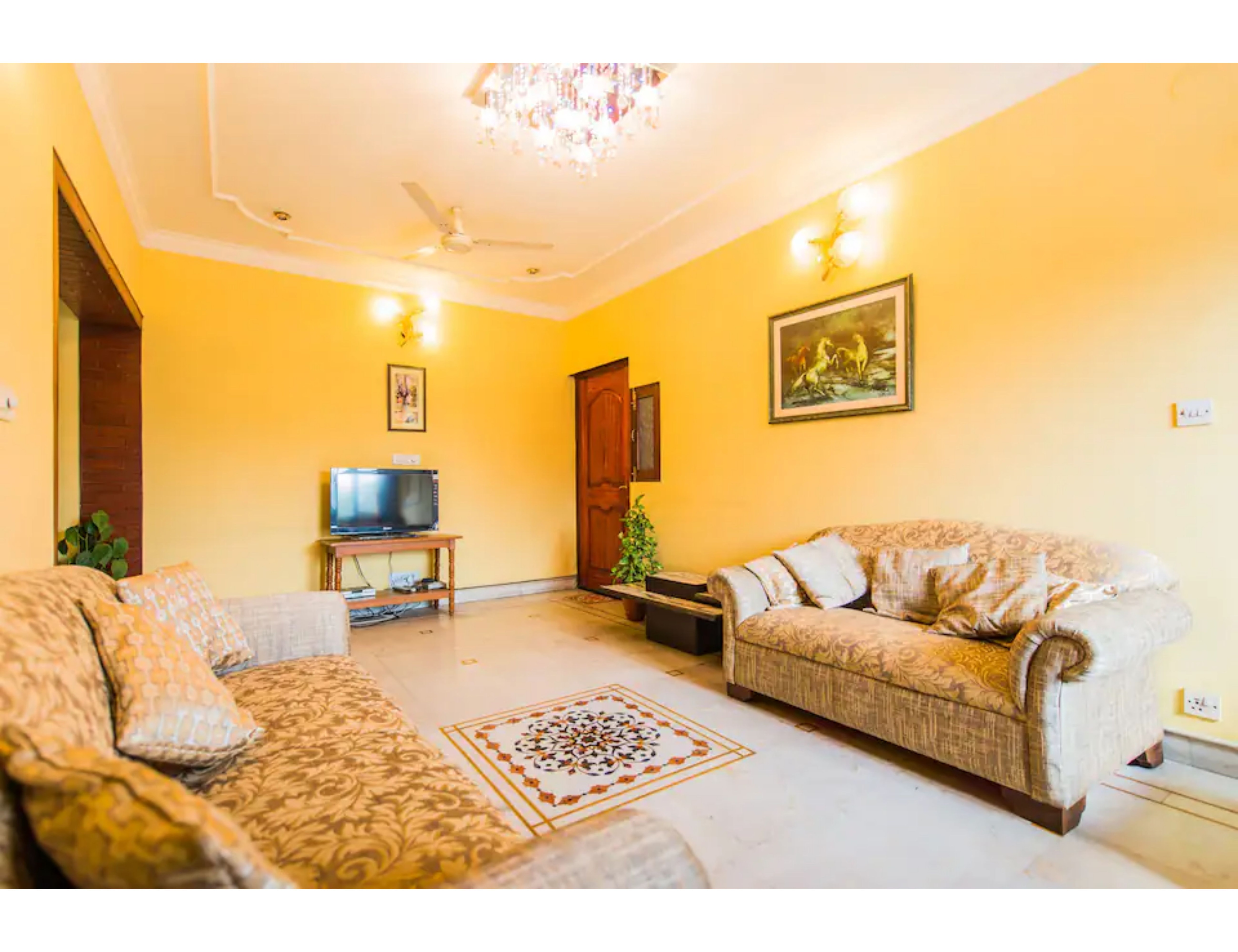 Family Homestay in Sarita Vihar - Tap to explore photos
