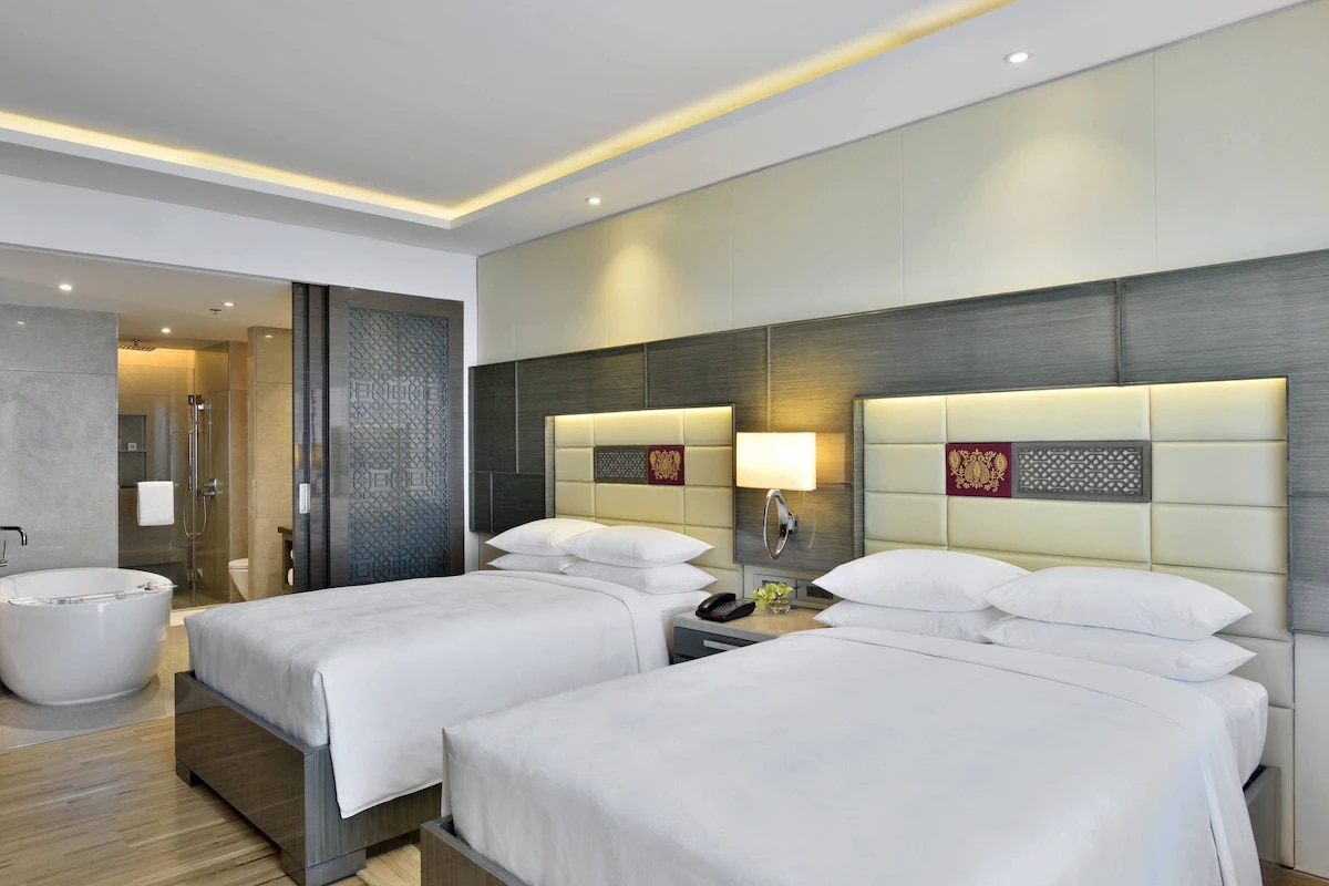 Executive Lounge Access, 2 Doubles, Pool View With Bathtub 1