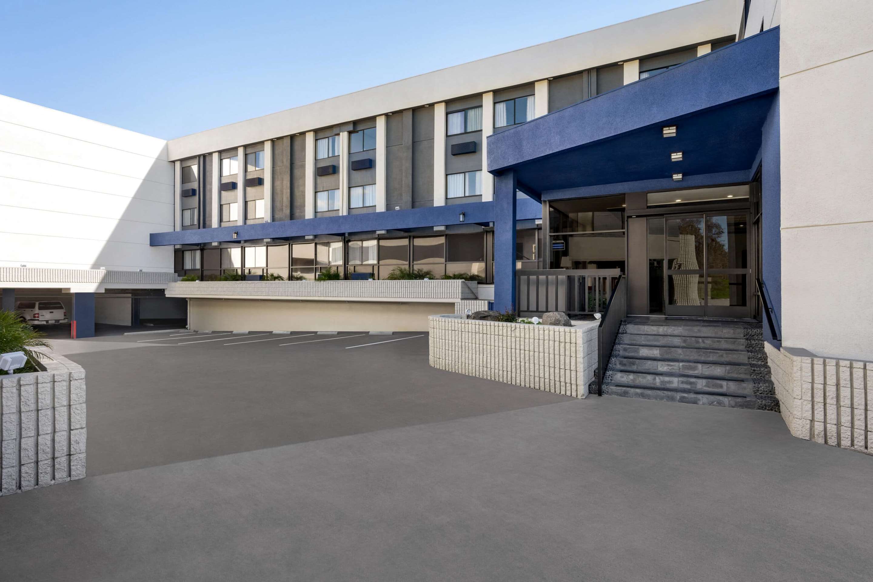 Baymont by Wyndham Monterey Park - Tap to explore photos