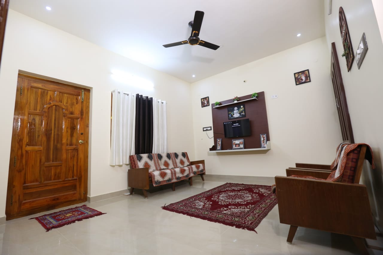 ABOORVA GRAND INN, HOMESTAY IN KUMBAKONAM - Tap to explore photos