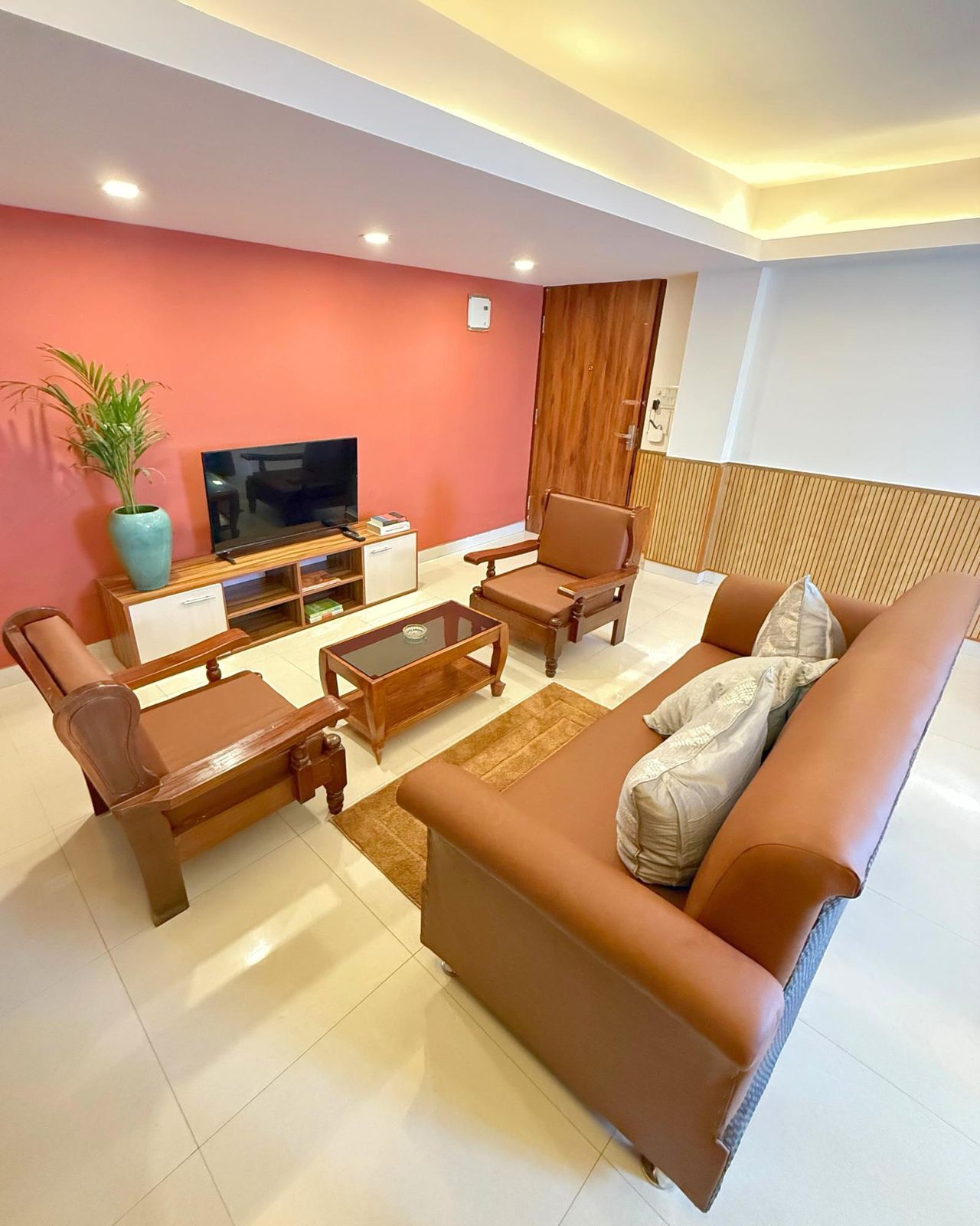 Seven Seas Apartments - Tap to explore photos